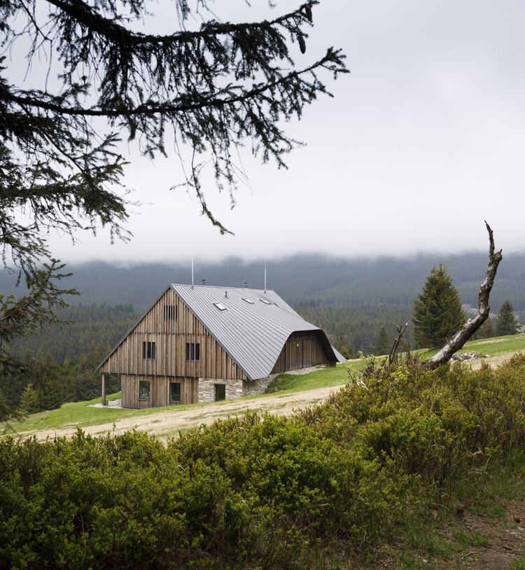 A House in a Mountain Meadow / Atelier SAD - Exterior Photography, Forest