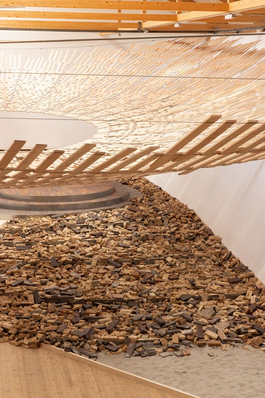 Earth Tree Installation / Kengo Kuma & Associates + Dinesen Earth Tree Installation / Kengo Kuma & Associates + Dinesen - Image 3 of 16