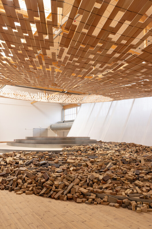 Earth Tree Installation / Kengo Kuma & Associates + Dinesen Earth Tree Installation / Kengo Kuma & Associates + Dinesen - Image 2 of 16