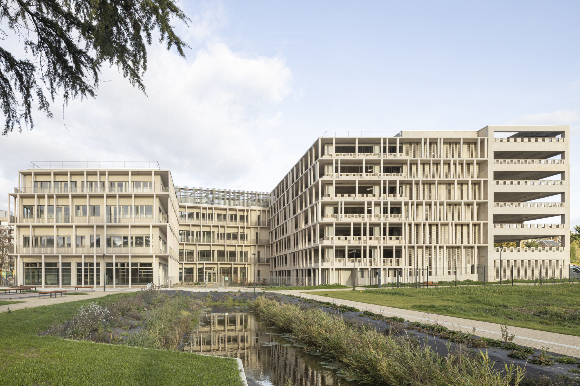 Paramedical Training Institute and Parking Structure / VIB Architecture