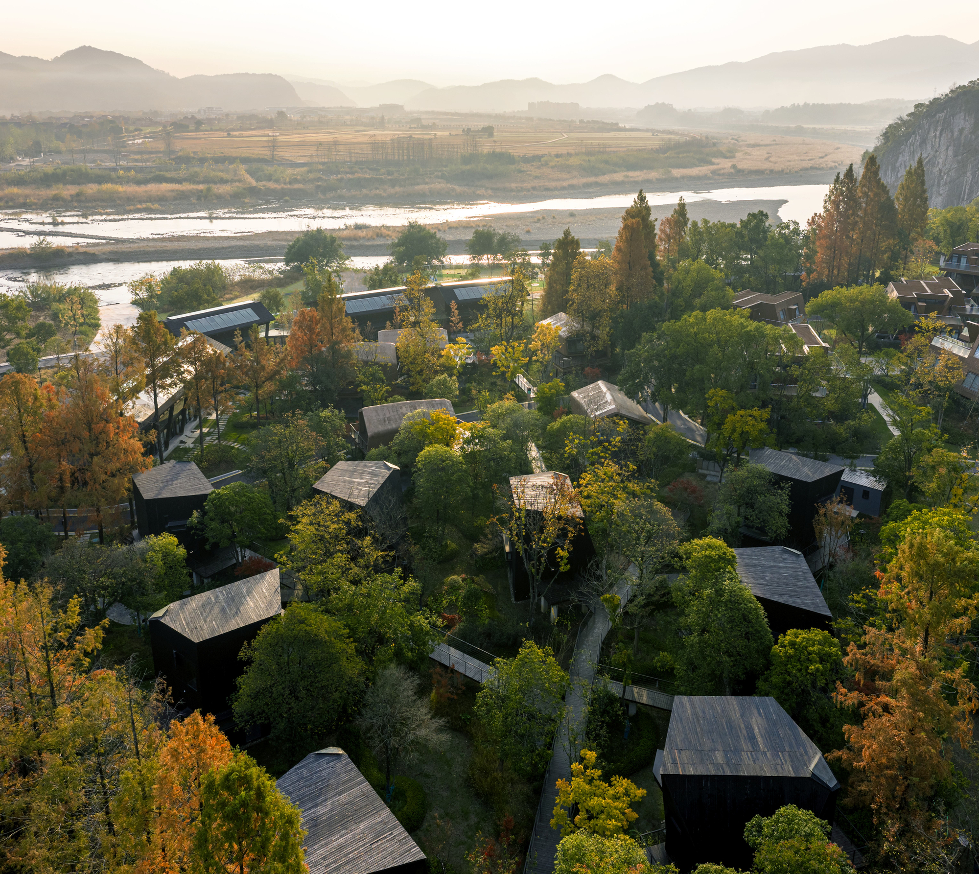 Houses of Stealth (Tonglu Senbo Resort) / SpActrum