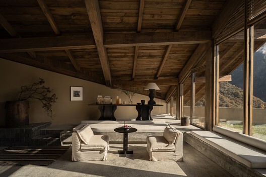 Songtsm Travel Hotel Jiuzhai / Thinking Design Songtsm Travel Hotel Jiuzhai / Thinking Design - Interior Photography, Living Room, Wood, Lighting, Table, Beam, Chair