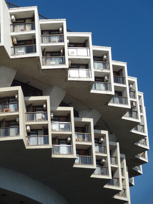 Why Do We Want to Float? The Psychology of Lightness in Architecture - Image 20 of 22