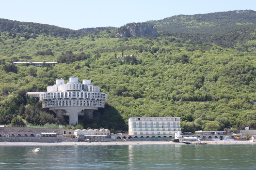 Why Do We Want to Float? The Psychology of Lightness in Architecture - Image 19 of 22