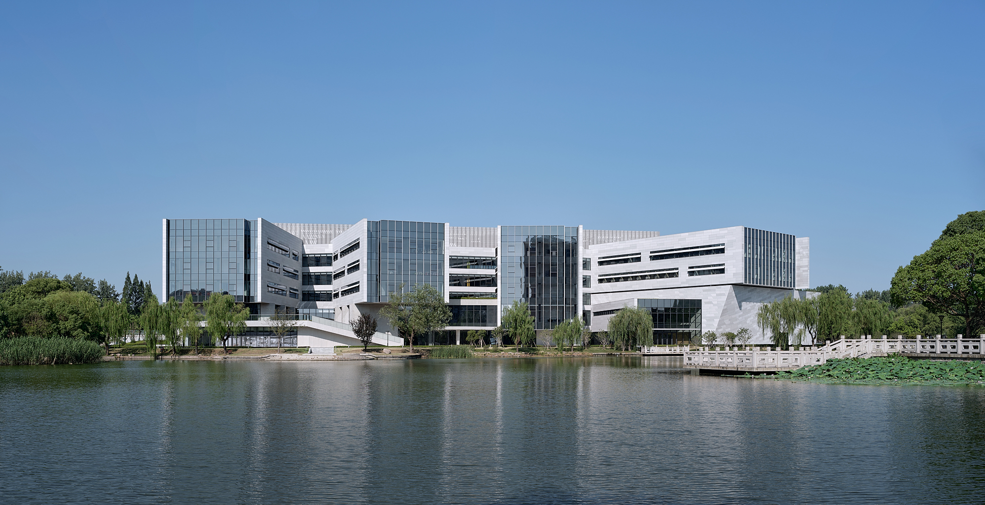Shanghai Jiao Tong University Student Service Center / TJAD/Zeng Qun Architecture Design Studio | ArchDaily