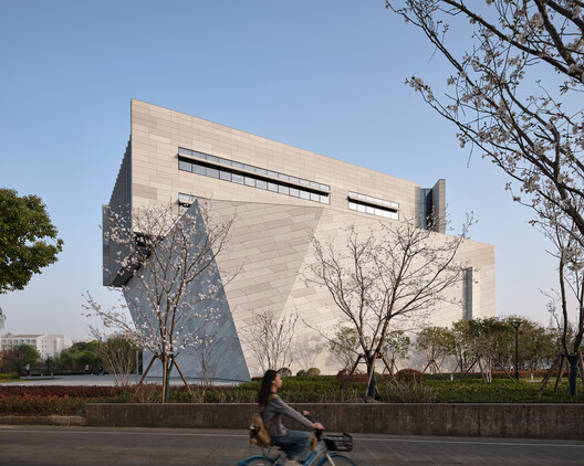 Shanghai Jiao Tong University Student Service Center / TJAD/Zeng Qun Architecture Design Studio Shanghai Jiao Tong University Student Service Center / TJAD/Zeng Qun Architecture Design Studio - Exterior Photography, Concrete