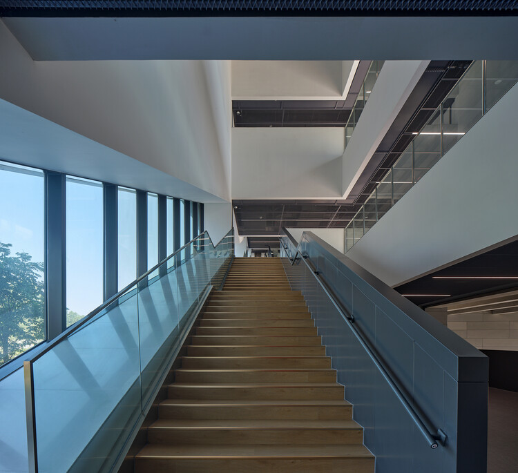 上海交通大学学生服务中心 / TJAD / 曾群建筑研究室 | ArchDaily