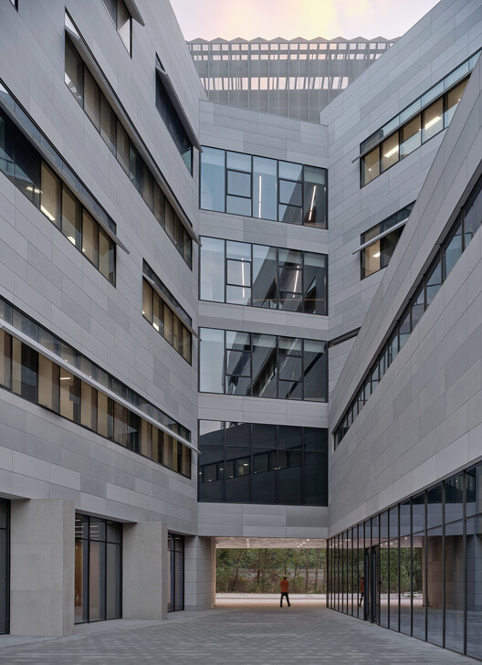 Shanghai Jiao Tong University Student Service Center / TJAD/Zeng Qun Architecture Design Studio Shanghai Jiao Tong University Student Service Center / TJAD/Zeng Qun Architecture Design Studio - Exterior Photography, Concrete