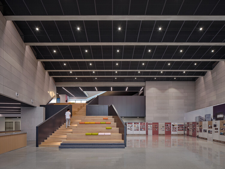 上海交通大学学生服务中心 / TJAD / 曾群建筑研究室 | ArchDaily