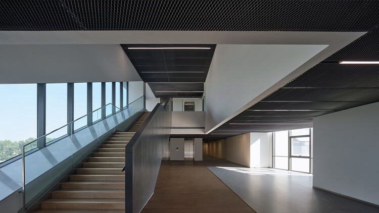 上海交通大学学生服务中心 / TJAD / 曾群建筑研究室 | ArchDaily