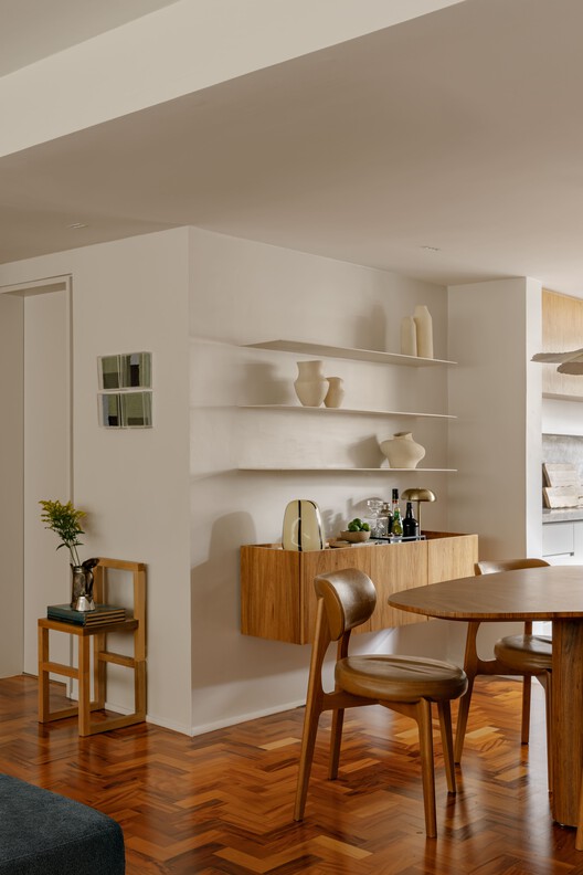 Apartamento IF / Estúdio Nimo - Fotografia de Interiores, Sala de Jantar, Madeira, Prateleira, Iluminação, Mesa, Cadeira