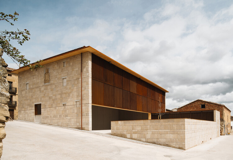 Frontón y espacio de usos múltiples Frontón de Pelota Vasca de Maeztu / Verne Arquitectura - Fotografía exterior, Madera, Concreto