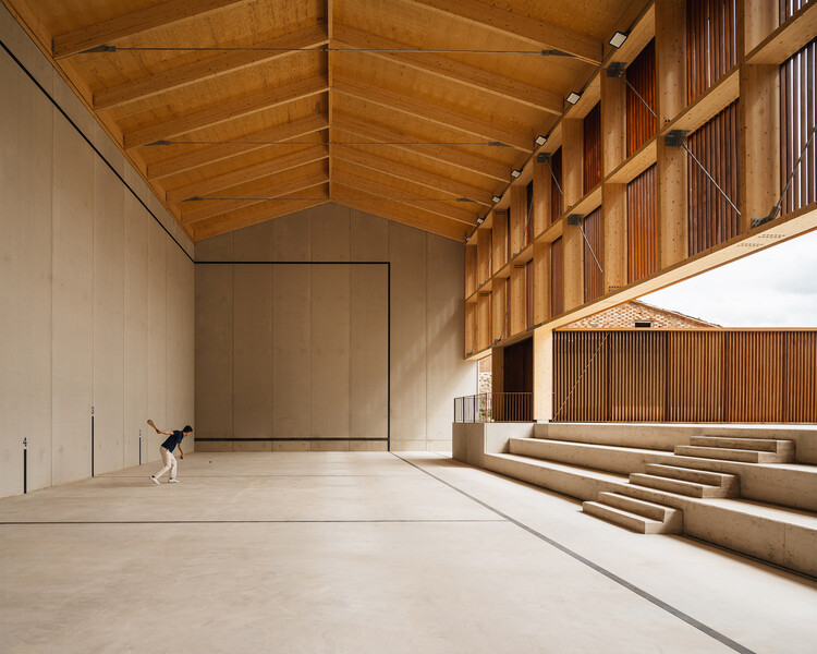 Fronton court and multi-purpose space Maeztu Basque Pelota Court / Verne Arquitectura - Sports Interiors