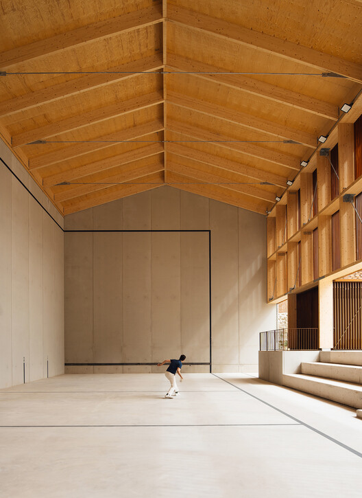 Fronton court and multi-purpose space Maeztu Basque Pelota Court / Verne Arquitectura - Interior Photography, Wood