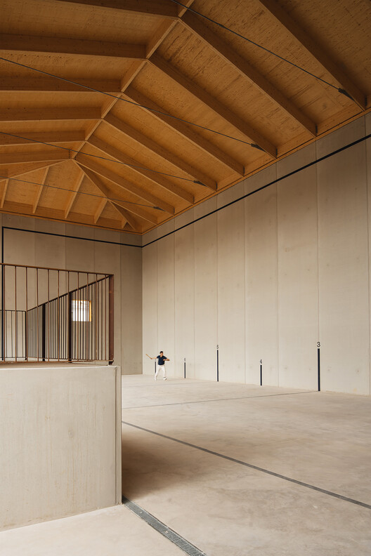 Fronton court and multi-purpose space Maeztu Basque Pelota Court / Verne Arquitectura - Image 13 of 33