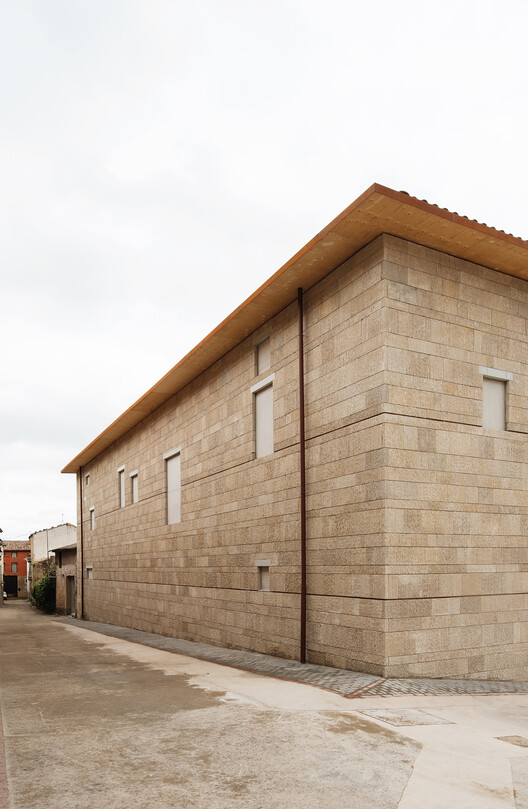 Fronton court and multi-purpose space Maeztu Basque Pelota Court / Verne Arquitectura - Exterior Photography, Wood, Brick