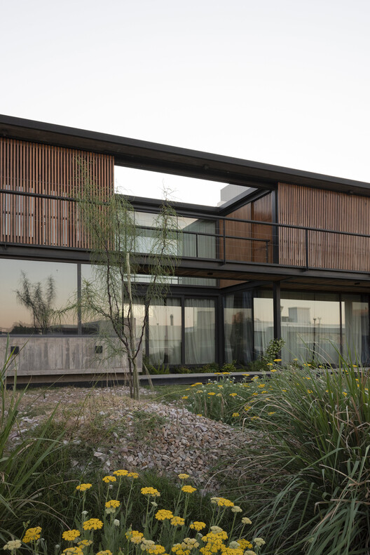 Detached House in the La Reserva Neighborhood Bahía Blanca / Vagón Arquitectura - Image 11 of 23
