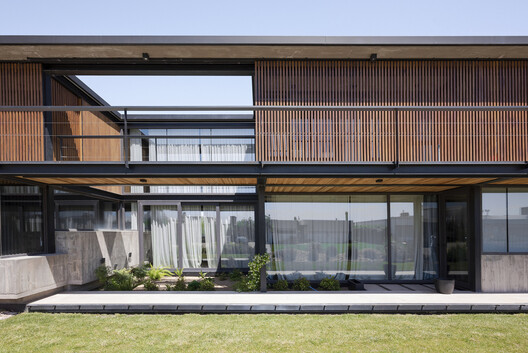 Detached House in the La Reserva Neighborhood Bahía Blanca / Vagón Arquitectura - Image 9 of 23