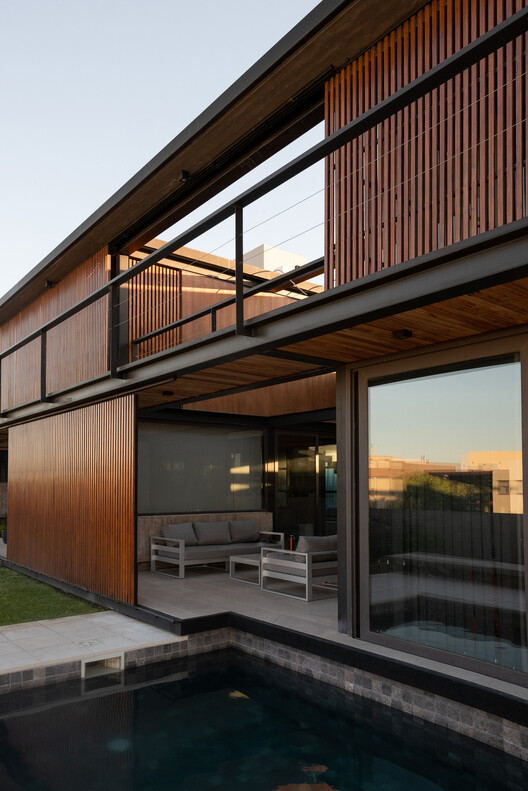 Detached House in the La Reserva Neighborhood Bahía Blanca / Vagón Arquitectura - Exterior Photography, Balcony, Deck