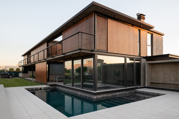 Casa unifamiliar en barrio La Reserva, Bahía Blanca / Vagón Arquitectura - fotografía exterior, puerta, balcón