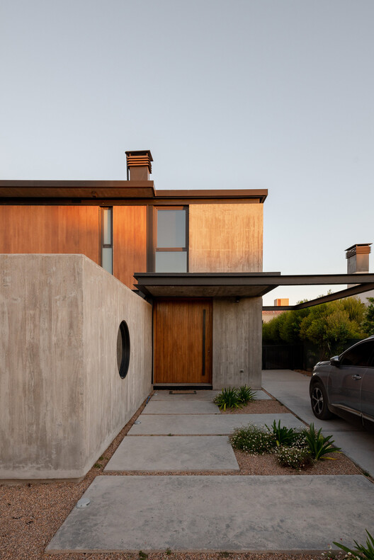 Detached House in the La Reserva Neighborhood Bahía Blanca / Vagón Arquitectura - Exterior Photography
