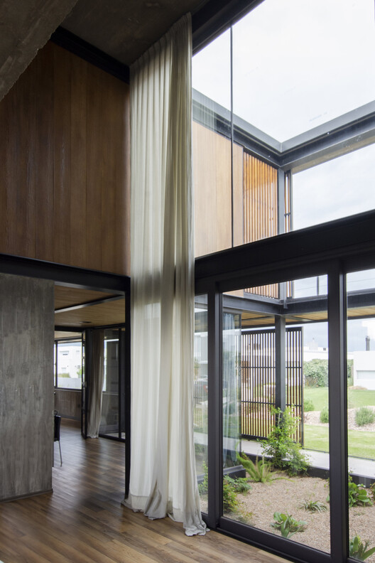 Detached House in the La Reserva Neighborhood Bahía Blanca / Vagón Arquitectura - Image 13 of 23