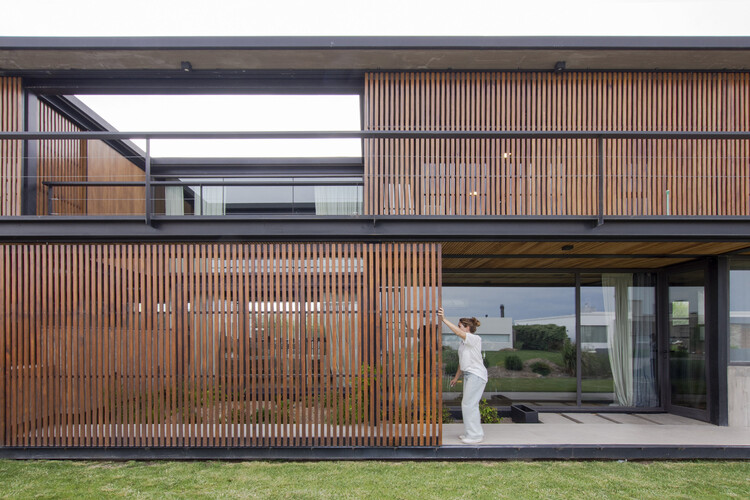 Casa unifamiliar en barrio La Reserva, Bahía Blanca / Vagón Arquitectura - fotografía exterior, terraza, balcón