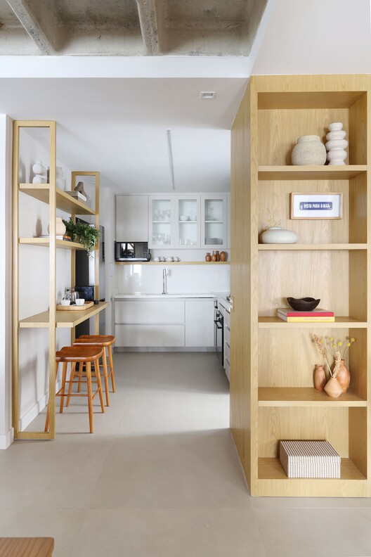 Apartamento de Férias / Fita Arquitetura Apartamento de Férias / Fita Arquitetura - Fotografia de Interiores, Cozinha, Prateleira, Madeira, Iluminação, Mesa, Bancada, Cadeira