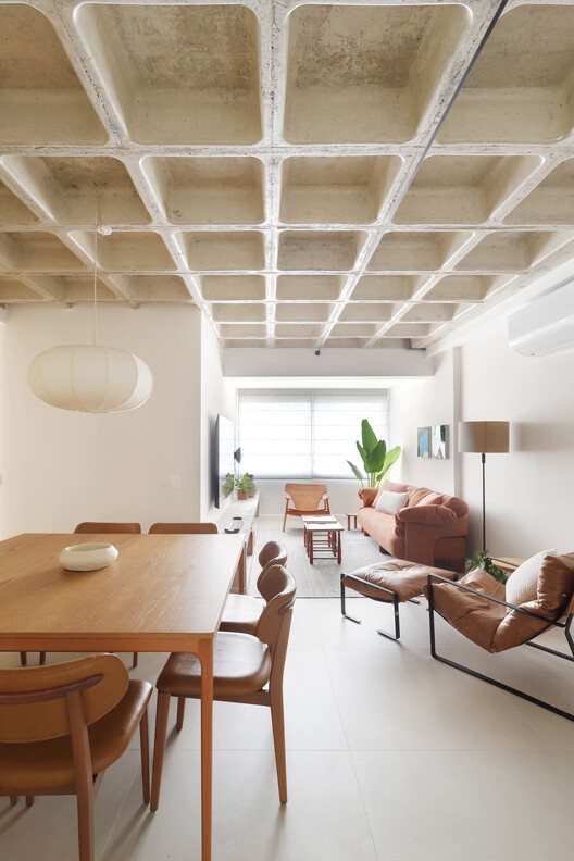 Apartamento de Férias / Fita Arquitetura Apartamento de Férias / Fita Arquitetura - Fotografia de Interiores, Sala de Estar, Madeira, Mesa, Cadeira, Viga