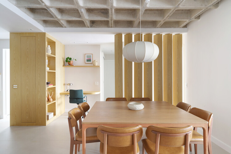 Apartamento de Férias / Fita Arquitetura - Fotografia de Interiores, Sala de Jantar, Madeira, Mesa, Iluminação, Cadeira