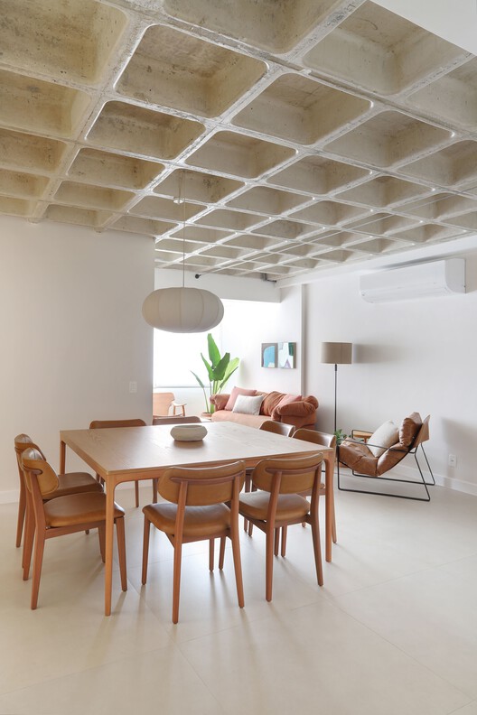 Apartamento de Férias / Fita Arquitetura Apartamento de Férias / Fita Arquitetura - Fotografia de Interiores, Sala de Jantar, Madeira, Cadeira, Viga