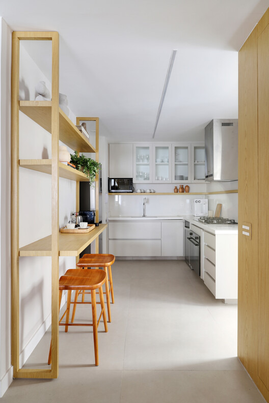 Apartamento de Férias / Fita Arquitetura Apartamento de Férias / Fita Arquitetura - Fotografia de Interiores, Cozinha, Madeira, Bancada, Iluminação, Mesa, Cadeira