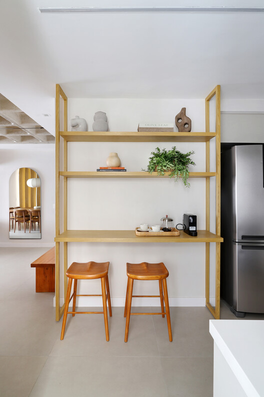 Apartamento de Férias / Fita Arquitetura Apartamento de Férias / Fita Arquitetura - Fotografia de Interiores, Cozinha, Madeira, Prateleira, Cadeira