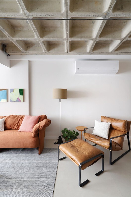 Apartamento de Férias / Fita Arquitetura Apartamento de Férias / Fita Arquitetura - Fotografia de Interiores, Sala de Estar, Madeira, Iluminação, Cadeira