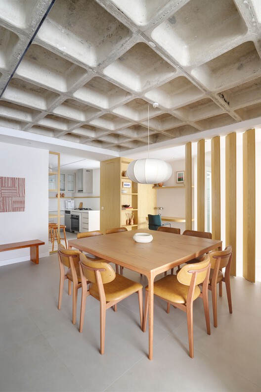 Apartamento de Férias / Fita Arquitetura Apartamento de Férias / Fita Arquitetura - Fotografia de Interiores, Sala de Jantar, Madeira, Mesa, Iluminação, Cadeira