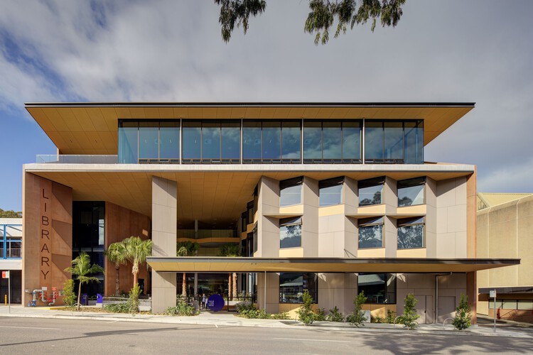 Gosford Regional Library / Lahznimmo Architects - Library