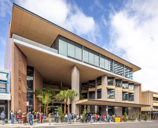 Gosford Regional Library / Lahznimmo Architects - Exterior Photography, Facade, Concrete