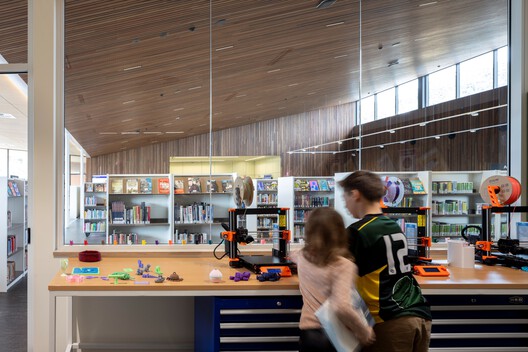 Gosford Regional Library / Lahznimmo Architects - Interior Photography, Shelving