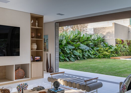 JCD Residence / Ximenes Leite Arquitetura - Exterior Photography, Sofa, Shelving, Chair