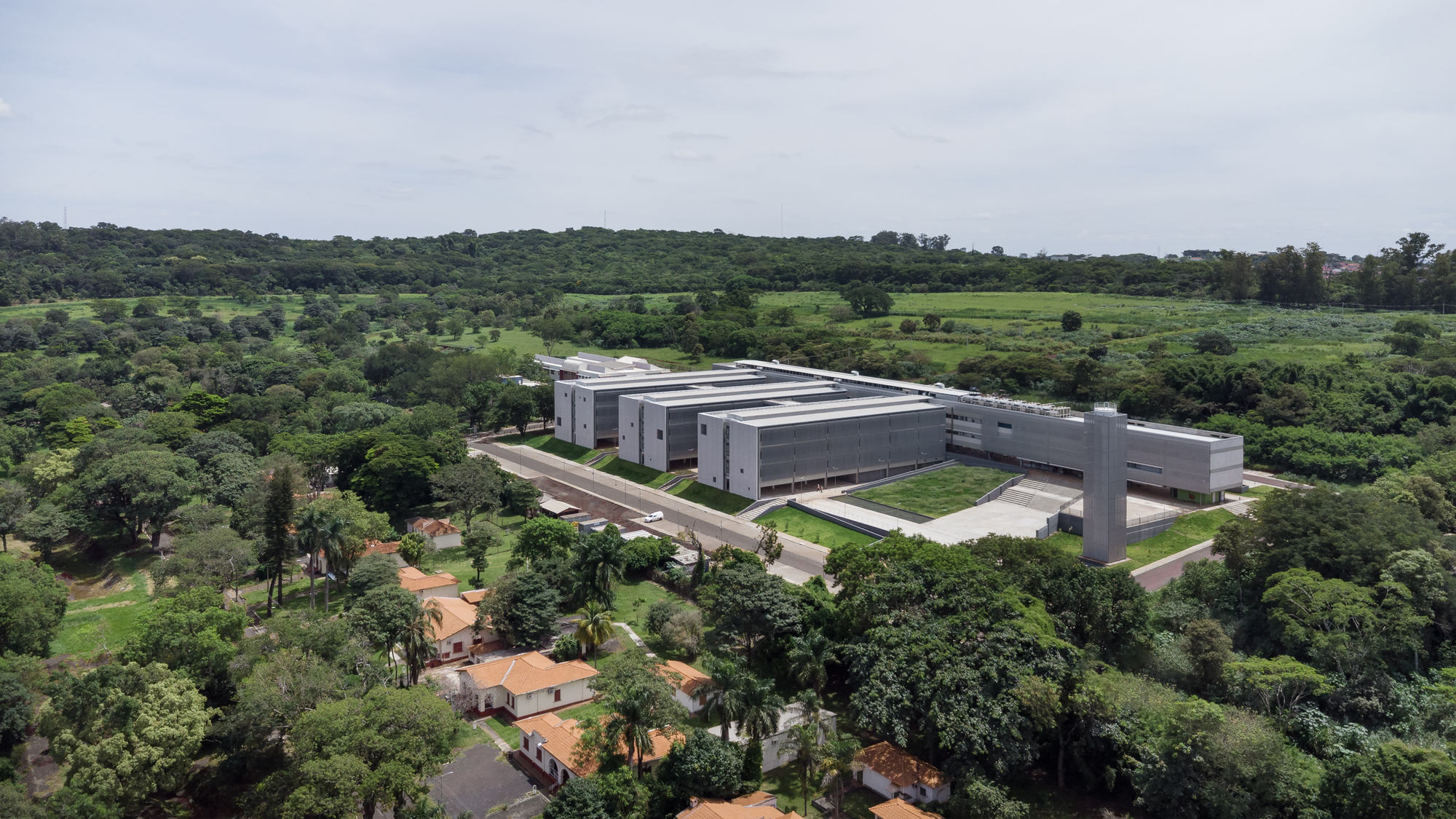 Center for Biomedical Research at the Faculty of Medical and Dental Sciences (FMRP) – University of São Paulo (USP) / Biselli Katchborian Arquitetos | ArchDaily