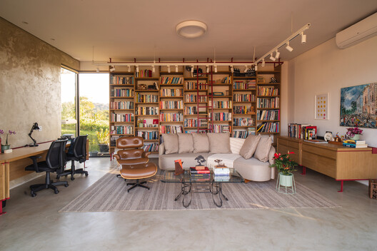 Boa Vista House / facury + guaja.cc + Thiago Bandeira Boa Vista House / facury + guaja.cc + Thiago Bandeira - Interior Photography, Living Room, Shelving, Wood, Sofa, Lighting, Table, Chair