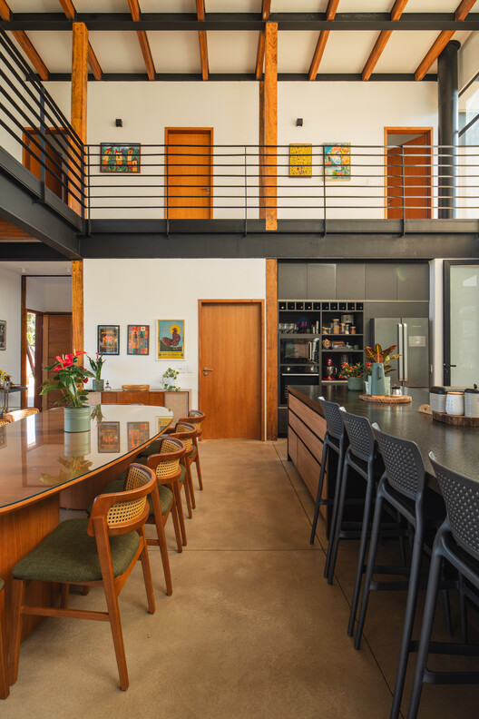 Boa Vista House / facury + guaja.cc + Thiago Bandeira Boa Vista House / facury + guaja.cc + Thiago Bandeira - Interior Photography, Wood, Table, Chair, Lighting, Glass, Beam