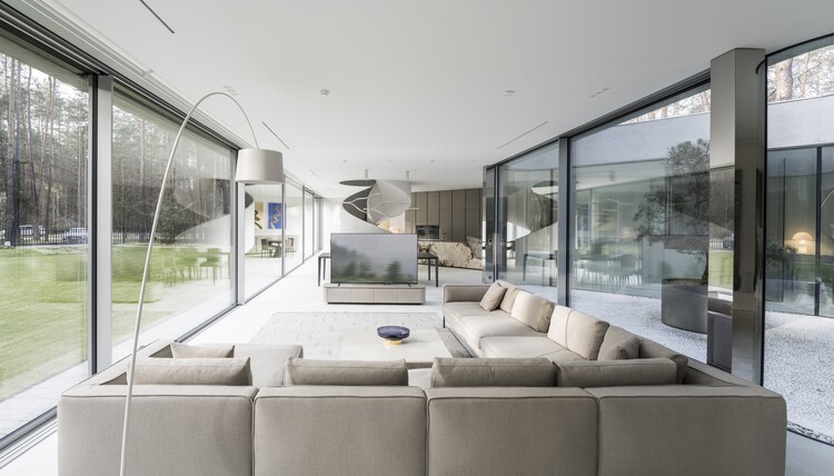 Trim House / Robert Konieczny + KWK Promes - 室内图, 起居室, 沙发, 玻璃