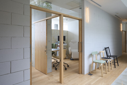 Obstetrics in Nanakuma / Yoshitaka Suzuki and Associates - Interior Photography, Wood, Lighting, Chair, Glass