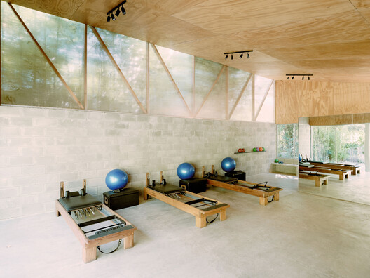 Estúdio de Pilates / Juan Bechini - Fotografia de Interiores, Madeira, Iluminação, Vidro