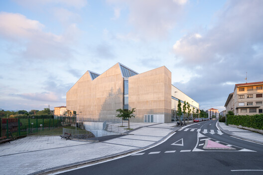 Altza Municipal Sports Center / Tabuenca & Leache + Chocarro & Herranz - Exterior Photography