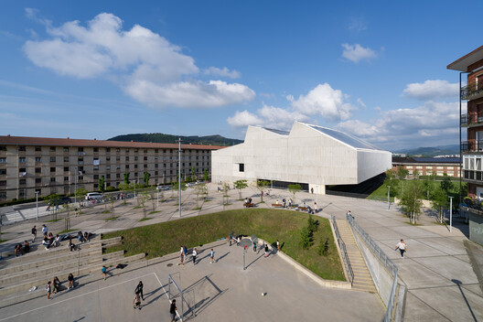 Altza Municipal Sports Center / Tabuenca & Leache + Chocarro & Herranz - Exterior Photography