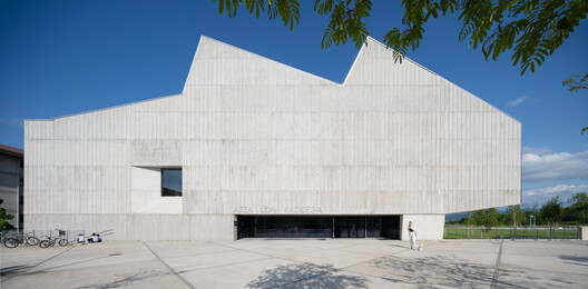 Altza Municipal Sports Center / Tabuenca & Leache + Chocarro & Herranz - Exterior Photography