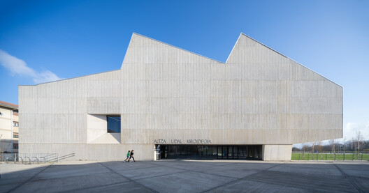 Altza Municipal Sports Center / Tabuenca & Leache + Chocarro & Herranz - Exterior Photography