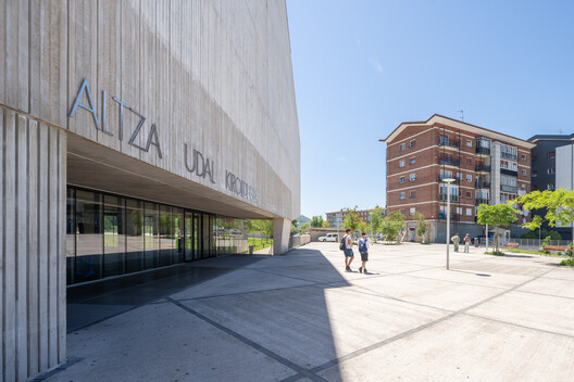 Altza Municipal Sports Center / Tabuenca & Leache + Chocarro & Herranz - Exterior Photography, Concrete